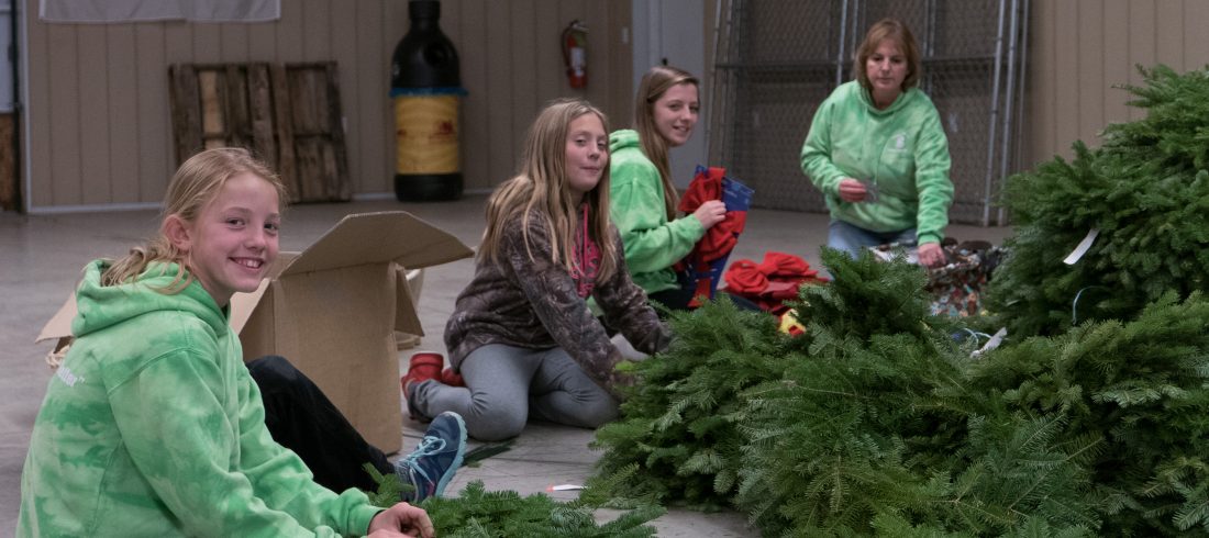 4-H members decorate wreaths