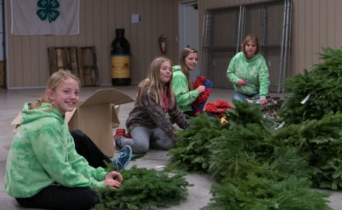4-H members decorate wreaths